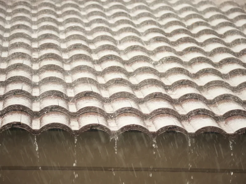 Forte pluie sur toiture